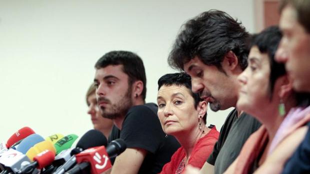 Jone Goirizelaia, en el centro, con otros miembros de Bildu